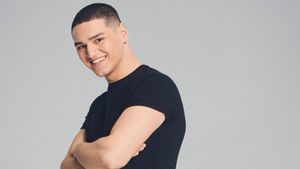 GNTM-Kandidat Faruk lächelt in die Kamera - Foto: Michael de Boer / ProSieben