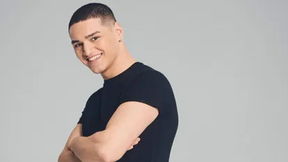 GNTM-Kandidat Faruk lächelt in die Kamera