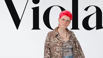 GNTM-Viola mit pinken Vokuhila