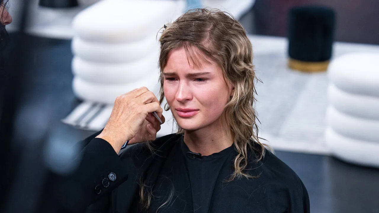 GNTM-Zoe weint während die Haare gekürzt werden Zoe von GNTM 2025 werden die Haare radikal gekürzt, auf dem Bild weint sie - Foto: ProSieben/Daniel Graf