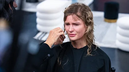 Zoe von GNTM 2025 werden die Haare radikal gekürzt, auf dem Bild weint sie
