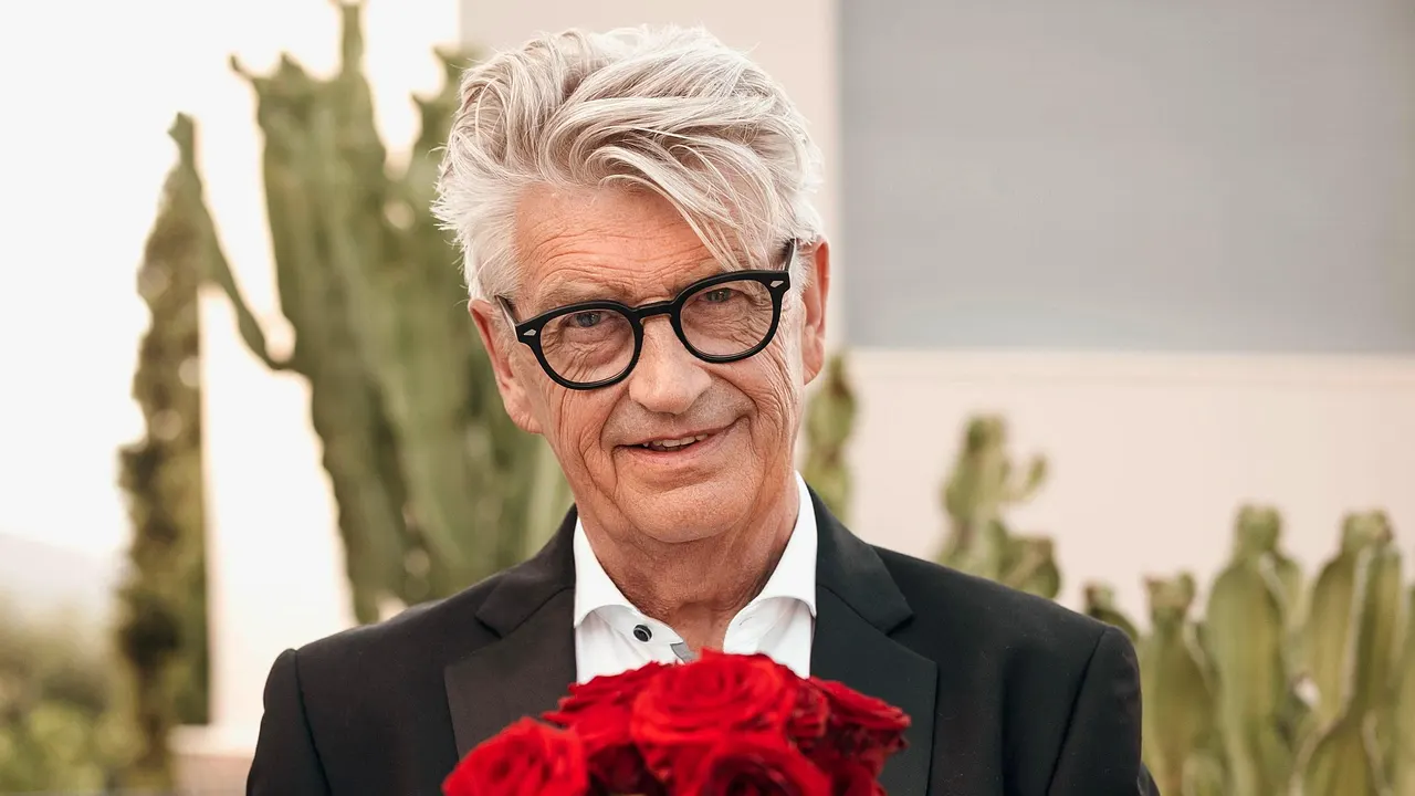 Golden Bachelor Franz Stärk Franz Stärk im schicken schwarzen Anzug und einem Strauß rote Rosen - Foto: RTL / Stephan Pick