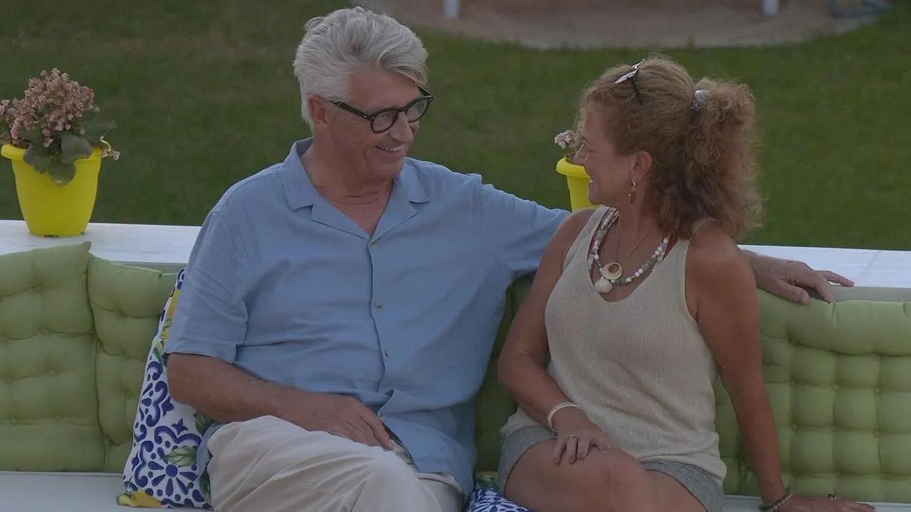 Franz und Sylvia noch zusammen? Golden Bachelor Franz und Sylvia schauen sich innig an - Foto: RTL