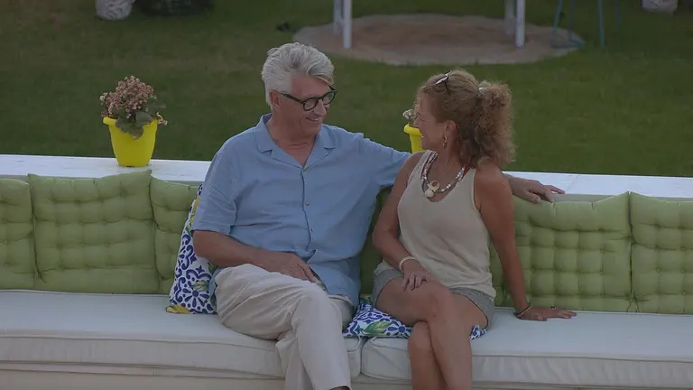 "Golden Bachelor" Franz und Sylvia schauen sich innig an