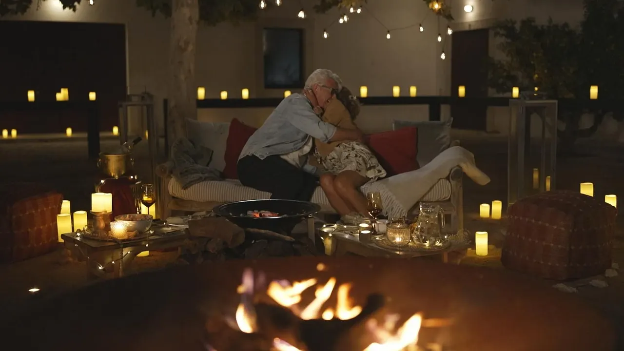 "Golden Bachelor"-Gewinnerin Franz Stärk und seine Siegerin kuscheln beim Dream-Date - Foto: RTL