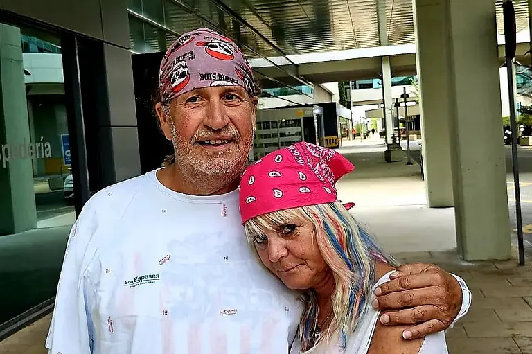 Kathrin Mermi-Schmelz und ihr Mann Thommy Schmelz Arm in Arm mit Tüchern auf dem Kopf.