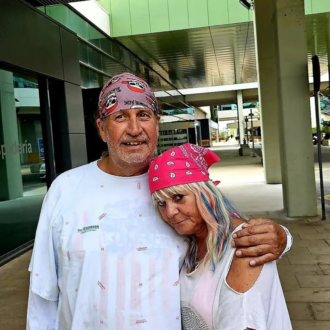 goodbye deutschland mermi schmelz thommy schmelz grose sorge mermischmelz 1719220480 3397390092245121853 1571775292 Kathrin Mermi-Schmelz und ihr Mann Thommy Schmelz Arm in Arm mit Tüchern auf dem Kopf. - Foto: Instagram/mermischmelz