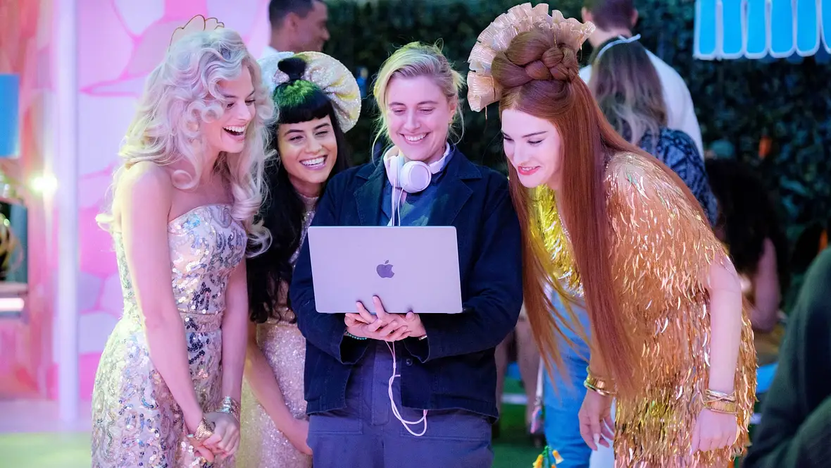 Greta Gerwig am Set von "Barbie" Greta Gerwig am Set von "Barbie"