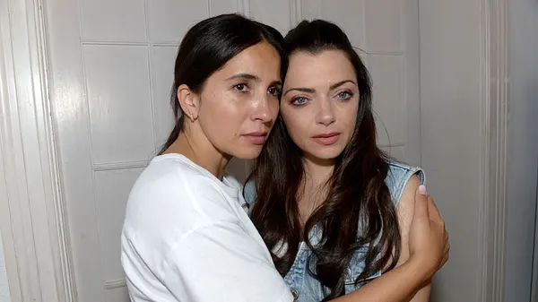 Laura (Chryssanthi Kavazi) und Emily (Anne Menden)