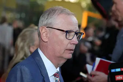 Günther Jauch gibt gerade ein Interview und schaut bedrückt.