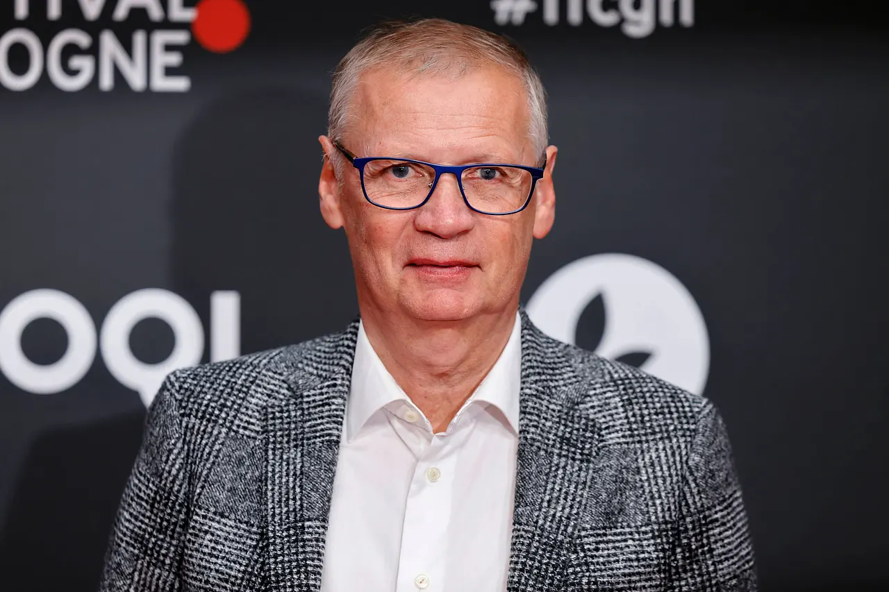 guenther-jauch-ruhestand-imago775291509 Günther Jauch trägt ein weißes Hemd und einen karierten Blazer. Er lächelt in die Kamera. Mit seinem Leben ist er zufrieden. - Foto: IMAGO / Panama Pictures