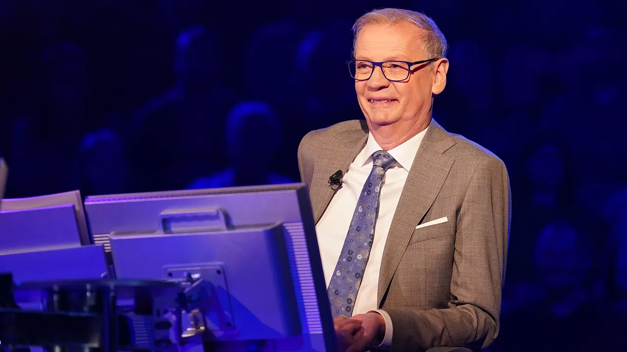 Günther Jauch fühlt sich scheinbar bei "Wer wird Millionär?" wohl Günther Jauch fühlt sich scheinbar bei Wer wird Millionär? wohl - Foto: RTL / Stefan Gregorowius