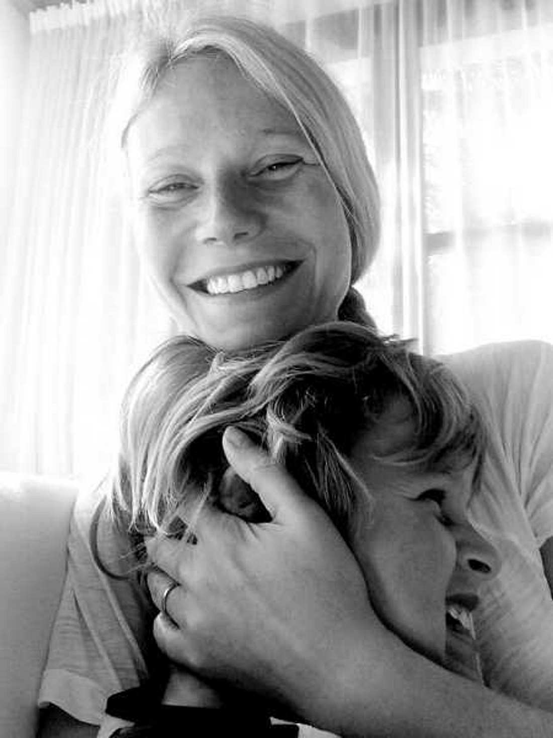 Gwyneth Paltrow knuddelt mit ihrem Sohn.
