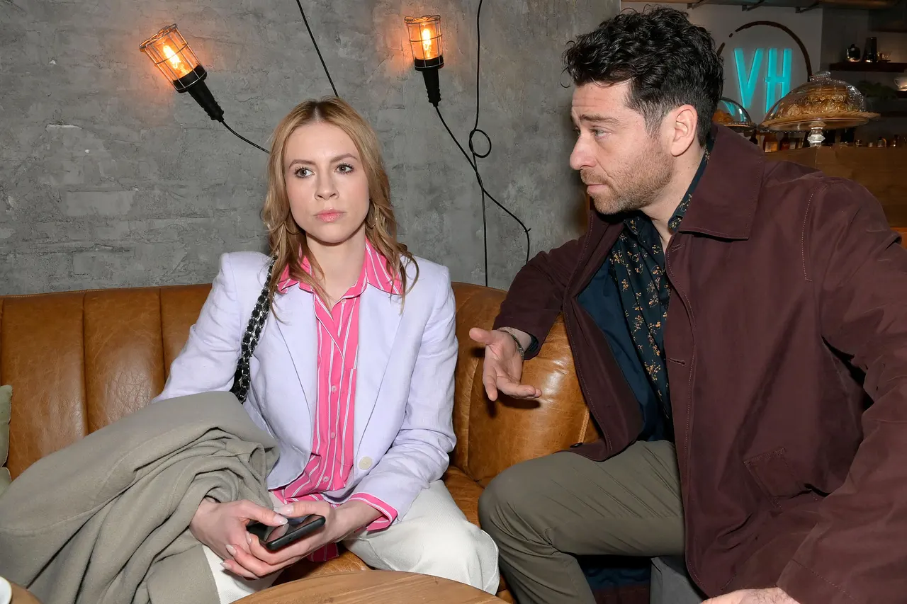 gzsz carlos kommt zoe nahe GZSZ: Carlos und Zoe kommen sich näher - Foto: RTL / Rolf Baumgartner