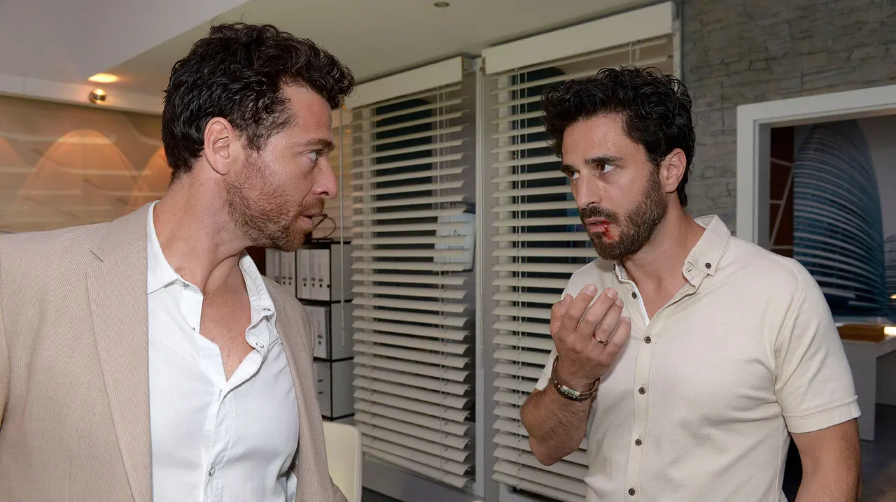Carlos (Patrick Fernandez) und Tobias (Jan Kittmann) Carlos (Patrick Fernandez) und Tobias (Jan Kittmann) - Foto: RTL/ Rolf Baumgartner