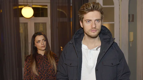 Philip (Jörn Schlönvoigt) und Emily (Anne Menden)