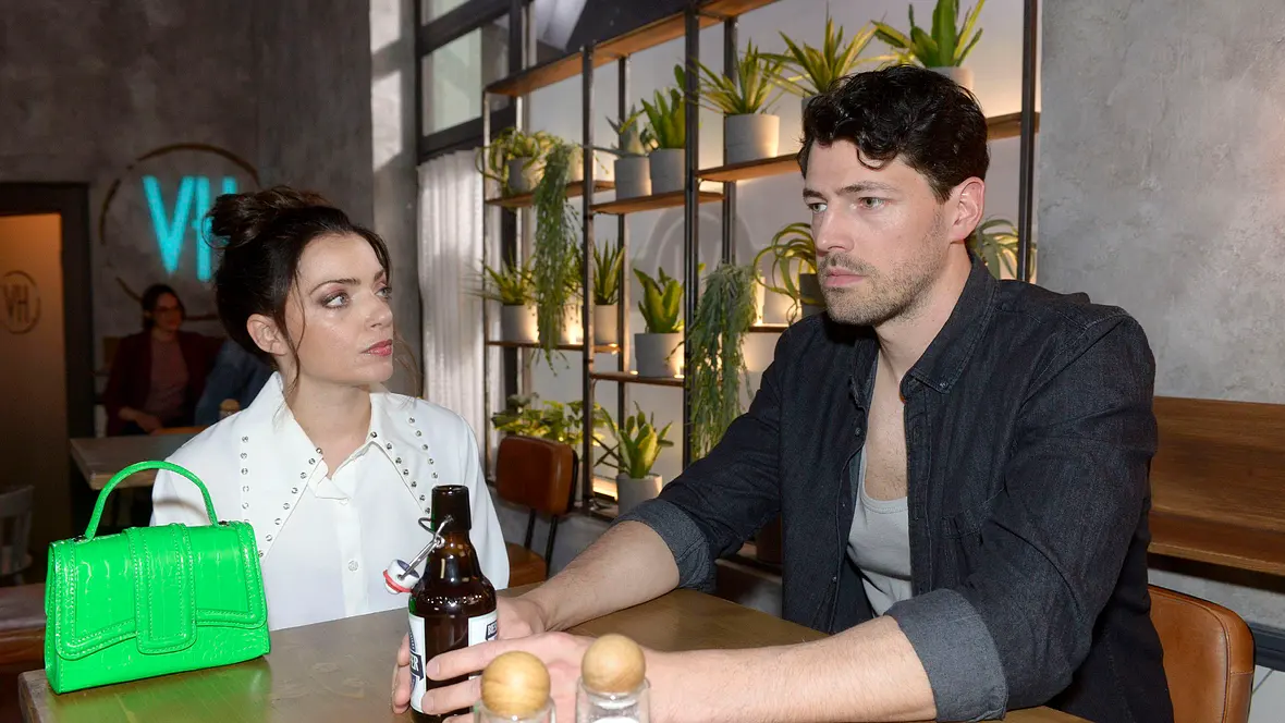Emily (Anne Menden) und Sascha (Daniel Noah)