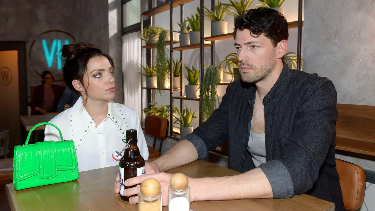 Emily (Anne Menden) und Sascha (Daniel Noah) Emily (Anne Menden) und Sascha (Daniel Noah) - Foto: RTL/ Rolf Baumgartner
