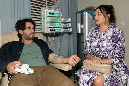 GZSZ-Szene: Tobias liegt am Tropf und bekommt eine weitere Chemotherapie. Emily sitzt neben ihm.