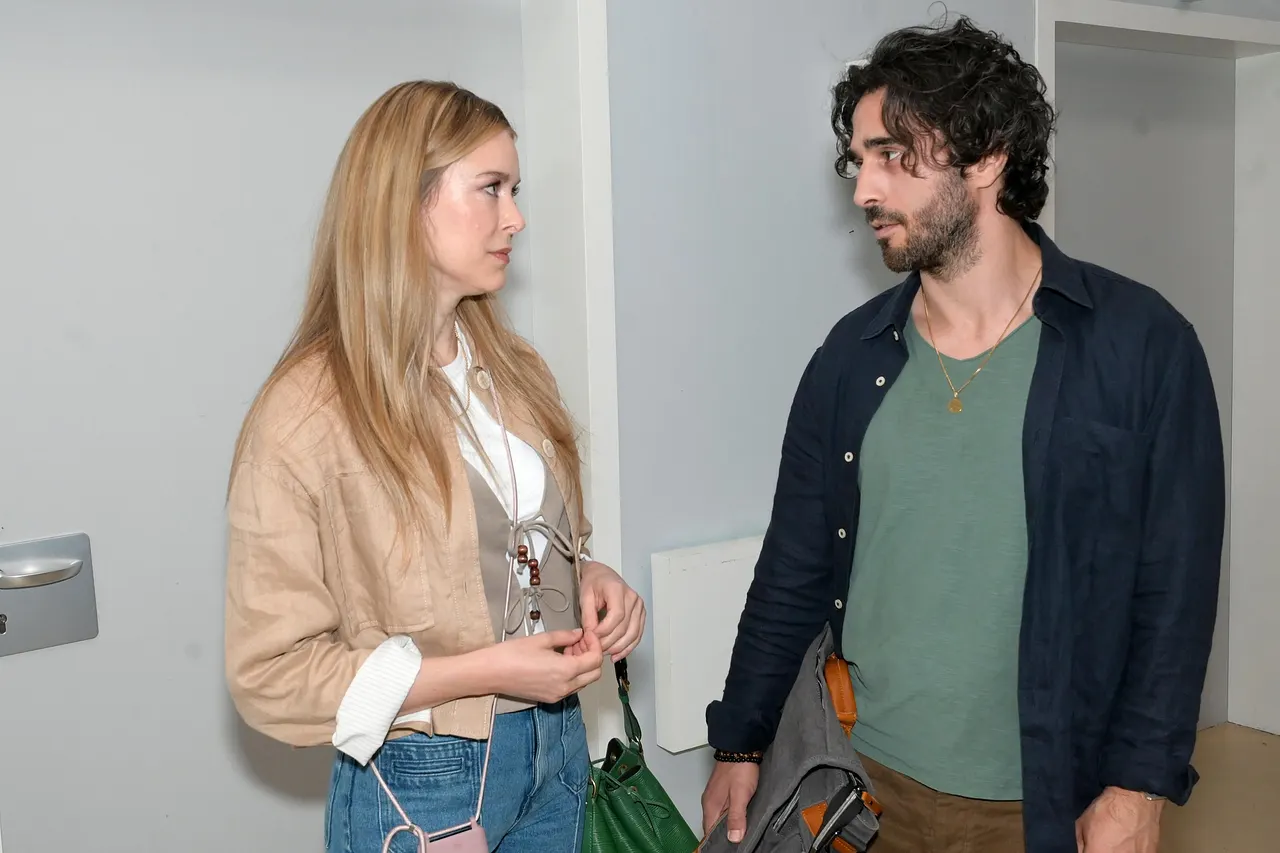 gzsz-jessica-steht-tobias-bei GZSZ-Szene: Tobias und Jessica stehen sich in der Klinik gegenüber und schauen sich mitfühlend an. - Foto: RTL / Rolf Baumgartner