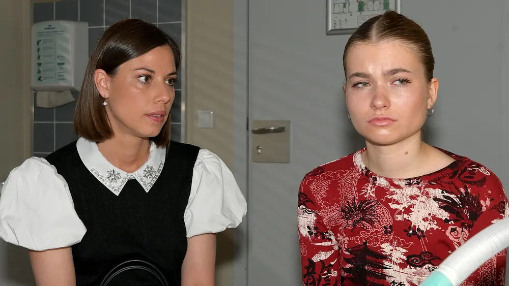 GZSZ-Szene: Johanna sitzt mit traurigem Blick neben Matilda. GZSZ-Szene: Johanna sitzt mit traurigem Blick neben Matilda.