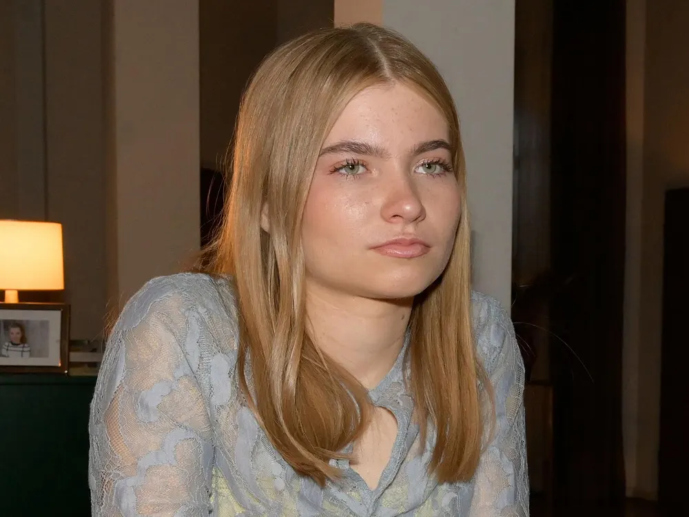 GZSZ-Szene: Johanna blickt nachdenklich in die Ferne und hält dabei die Hände von ihrem Vater Jo