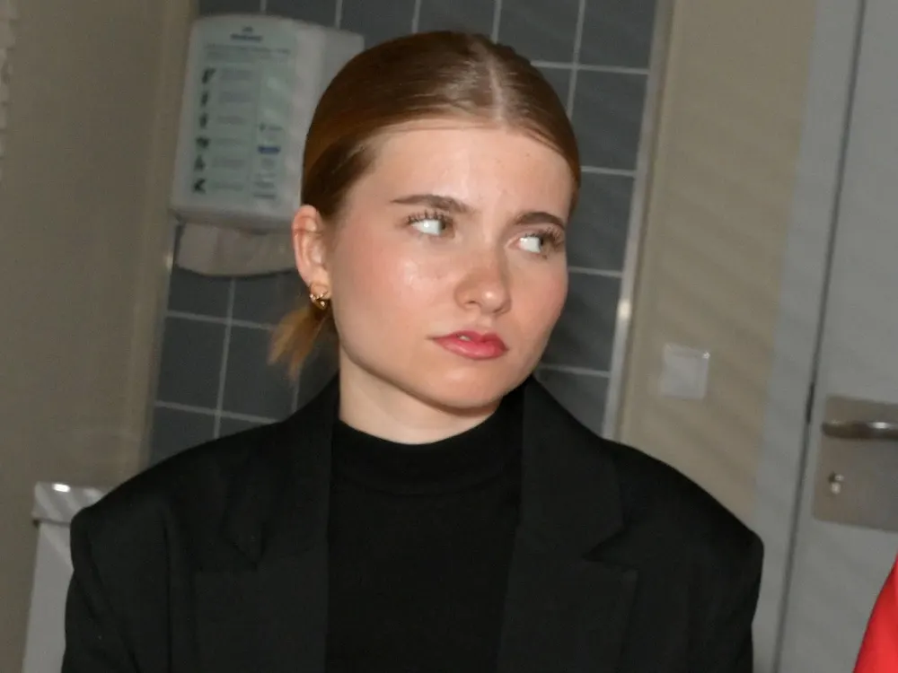GZSZ-Szene: Johanna ganz in Schwarz schaut besorgt zur Seite.