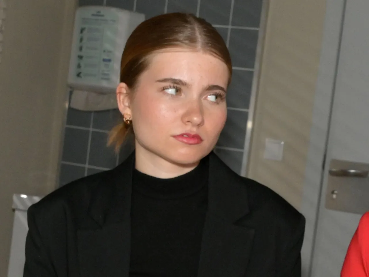 GZSZ-Szene: Johanna ganz in Schwarz schaut besorgt zur Seite. - Foto: RTL / Rolf Baumgartner