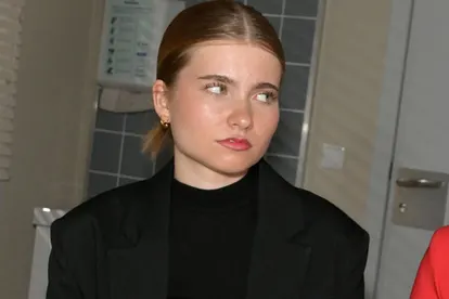 GZSZ-Szene: Johanna sitzt neben Matilda im Krankenhaus und schaut sie kritisch an. 