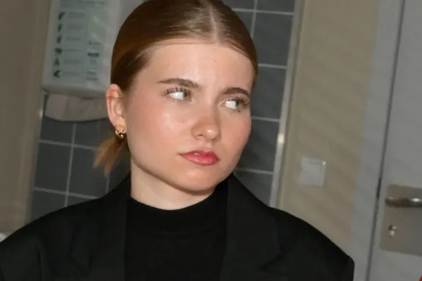 GZSZ-Szene: Johanna sitzt neben Matilda im Krankenhaus und schaut sie kritisch an. 