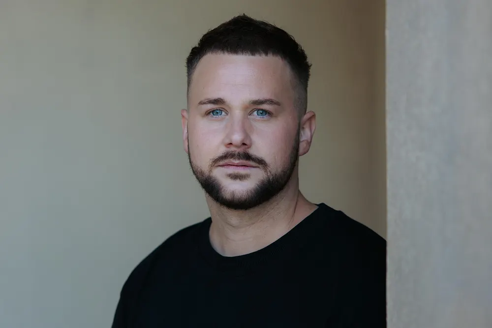 GZSZ-Star Felix van Deventer spielt Jonas Seefeld. Er schaut nachdenklich in die Ferne.