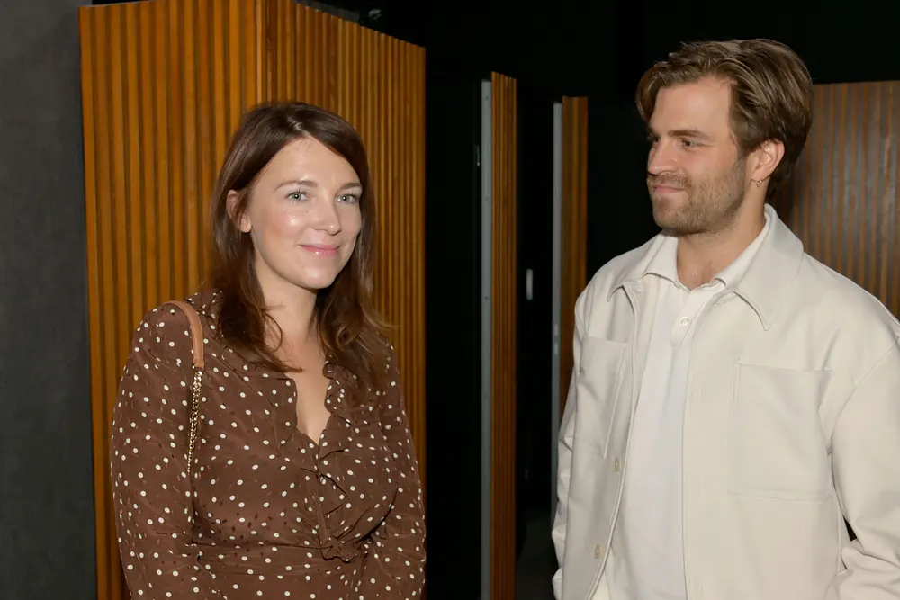 Julian lächelt Lilly verschmitzt an.