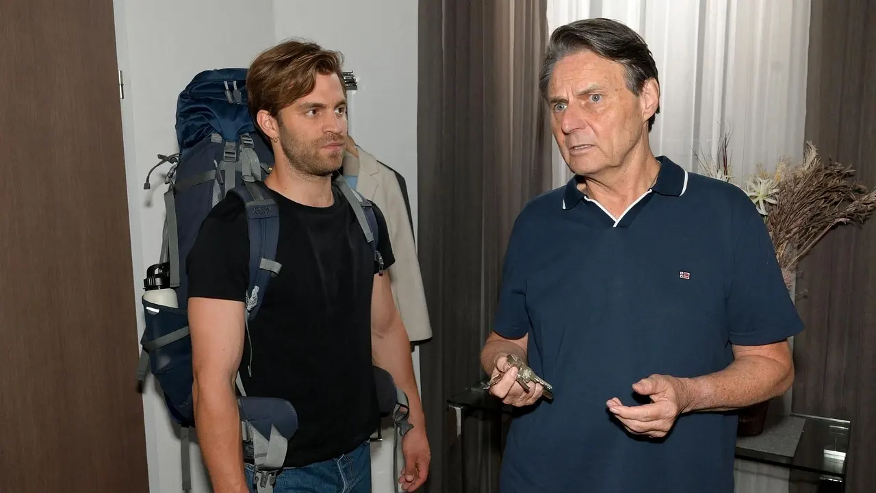 GZSZ-Szene: Julian steht mit einem großen Rucksack vor seinem Vater Jo Gerner.