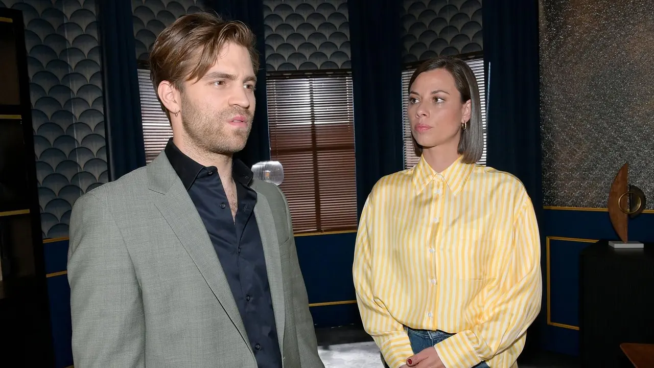 gzsz-julian-matilda-unschuldig GZSZ-Szene: Matilda blickt kalt auf Julian, der völlig irritiert neben ihm steht. - Foto: RTL / Rolf Baumgartner