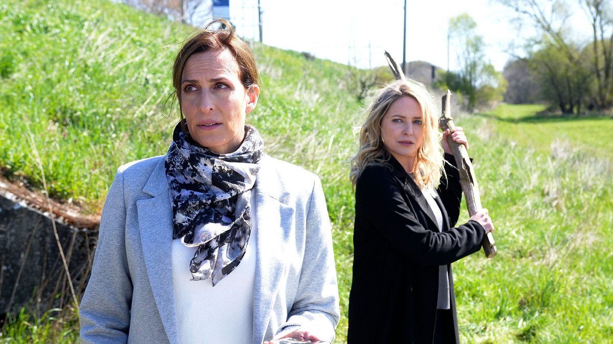 Katrin (Ulrike Frank) und Melanie (Diana Staehly)