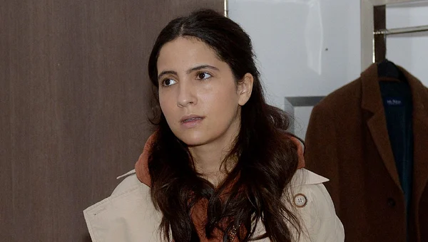 Laura (Chryssanthi Kavazi)