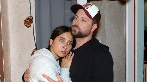 Laura (Chryssanthi Kavazi) und John (Felix von Jascheroff)