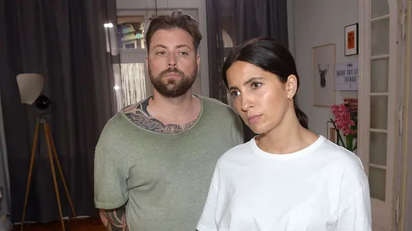 John (Felix von Jascheroff) und Laura (Chryssanthi Kavazi)