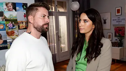 Laura (Chryssanthi Kavazi) und John (Felix von Jascheroff) 