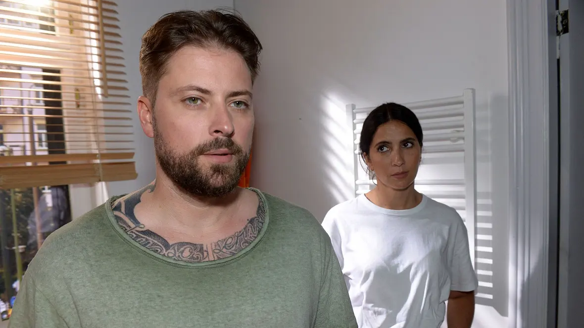 John (Felix von Jascheroff) und Laura (Chryssanthi Kavazi)