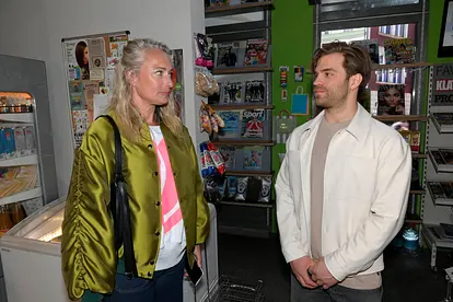 GZSZ-Szene: Julian und Maren stehen sich im Späti gegenüber.