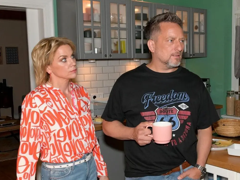 GZSZ-Szene: Michi steht mit einer Kaffeetasse in der Hand zwischen Yvonne und Nina GZSZ-Szene: Michi steht mit einer Kaffeetasse in der Hand zwischen Yvonne und Nina