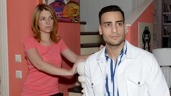 Lilly (Iris Mareike Steen) und Nihat (Timur Ülker)