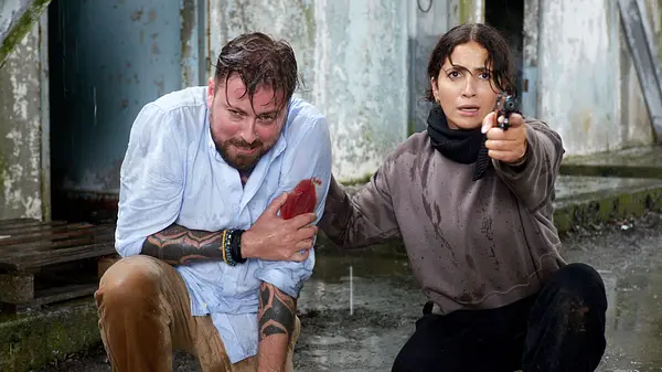 John (Felix von Jascheroff) und Laura (Chryssanthi Kavazi)
