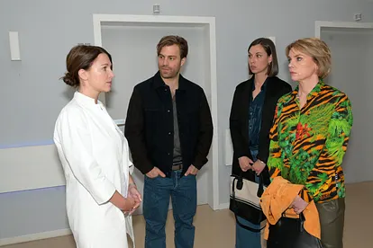 GZSZ-Szene: Lilly spricht im Krankenhaus mit Julian, Matilda und Yvonne