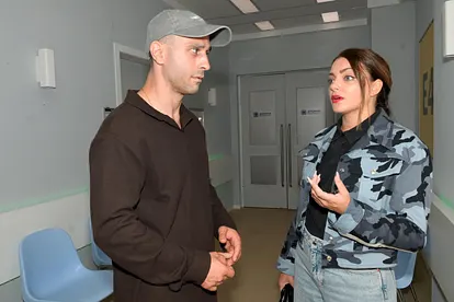 Tobias mit Cap schaut Emily im Krankenhaus kritisch an.
