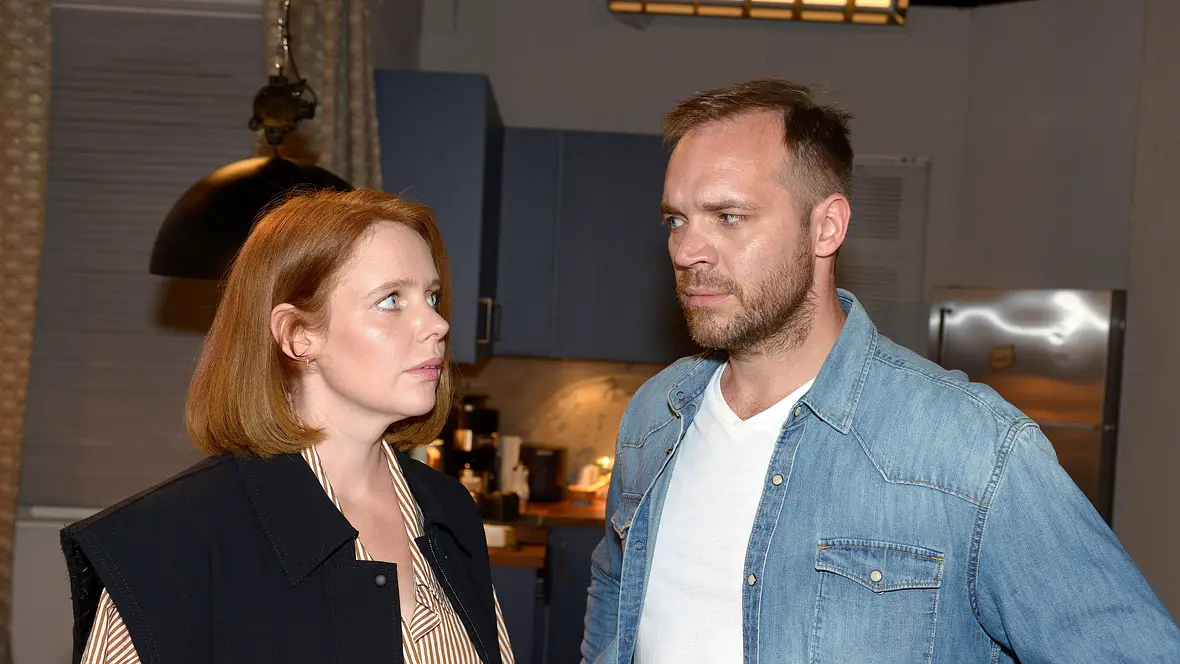 Toni (Olivia Marei) und Erik (Patrick Heinrich)