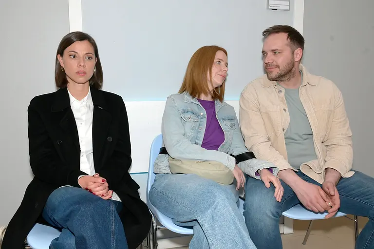 GZSZ-Szene: Matilda mit ernstem Blick, während Toni neben ihr Erik anlächelt, der ebenfalls eher gequält schaut.