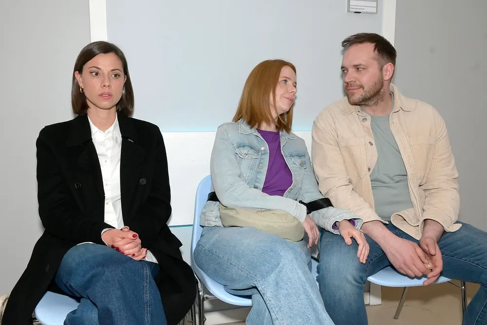 GZSZ-Szene: Matilda mit ernstem Blick, während Toni neben ihr Erik anlächelt, der ebenfalls eher gequält schaut. GZSZ-Szene: Matilda mit ernstem Blick, während Toni neben ihr Erik anlächelt, der ebenfalls eher gequält schaut.