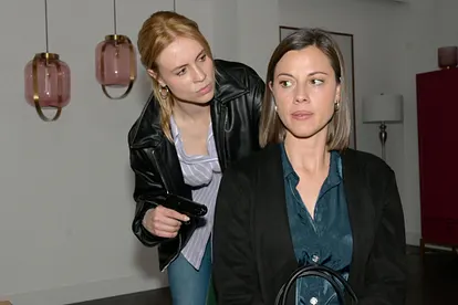 GZSZ-Szene: Zoe steht hinter Matilda und bedroht sie mit einer Pistole.